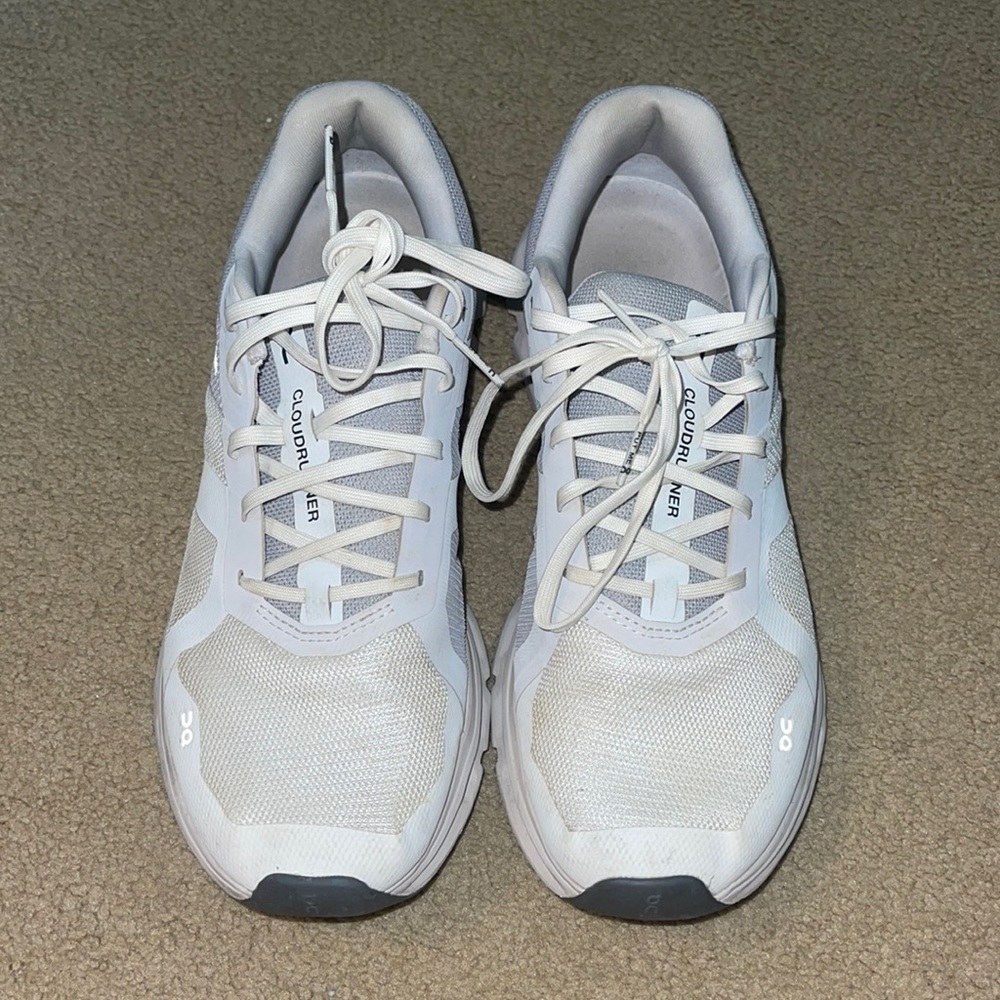On cloud could runner tennis shoes